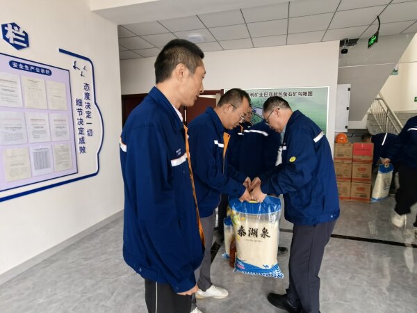 看望慰问职工(2).jpg